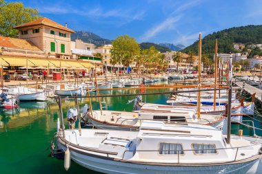 Bağlantı noktası De Nottingham, Mayorka Adası - 17 Nisan 2013: balıkçı tekneleri Mayorka Adası güzel limanda. Balear Adaları Akdeniz bölgesinde en popüler tatil beldesi vardır.