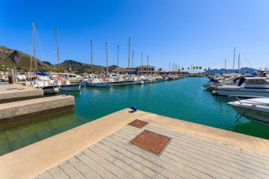 Pollenca Port, Mayorka - 15 Nisan 2013: geleneksel llaut tekneler limanda güneşli günde Mayorka Adası'nda demirli.