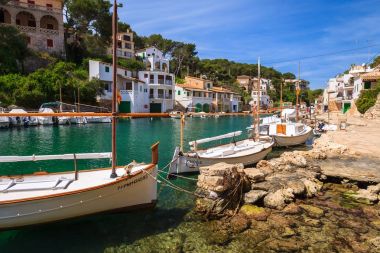 Cala Figuera, Mayorka - 16 Nisan 2013: geleneksel llaut tekneler limanda, küçük bir balıkçı köyü Cala Figuera Mayorka Adası'demir attı.