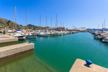 Pollenca Port, Mayorka - 15 Nisan 2013: geleneksel llaut tekneler limanda güneşli günde Mayorka Adası'nda demirli.