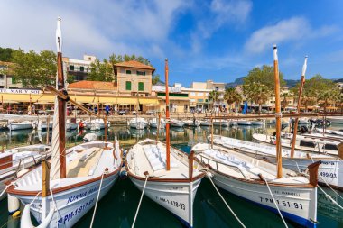 Puerto De Nottingham, Mallorca - 17 Nisan 2013: geleneksel llaut içinde tekne demirlemiş liman eski Nottingham şehir, Balear Adası, İspanya.