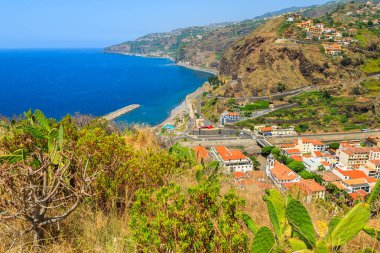 Görünüm Camara de Lobos balıkçı köyü ve bağlantı noktası, Madeira Adası