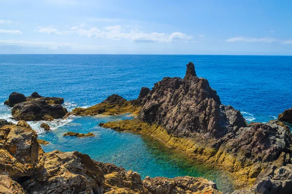 Kayalar görünümünü sahil Madeira Adası Funchal, Portekiz