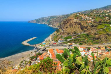 Görünüm Camara de Lobos balıkçı köyü ve bağlantı noktası, Madeira Adası
