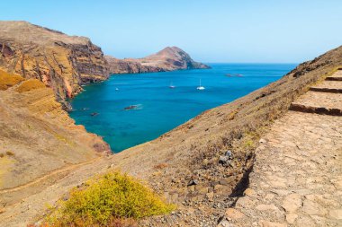 Punta de Sao Lourenco Yarımadası'nda, Madeira Adası, Portekiz trekking iz dan uçurumlar kayalıklar ve defne okyanus plaj görüntülemek