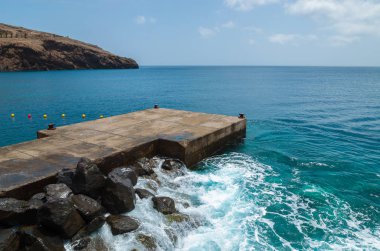 Dalga okyanus beton iskele, Madeira Adası, Portekiz vurmak