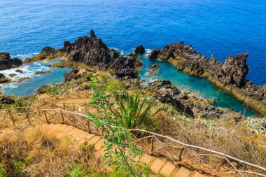 Kayalar görünümünü sahil Madeira Adası Funchal, Portekiz