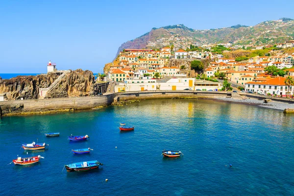 Camara de Lobos bağlantı noktası ile renkli balıkçı tekneleri Denizi, Madeira Adası üzerinde görünümünü