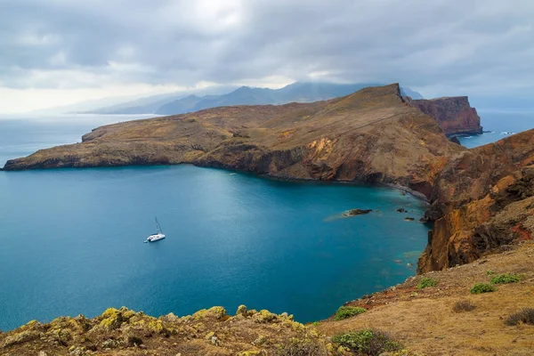 Catamaran Boot Oceaan Baai Aan Zuidkust Van Madeira Island Portugal — Stockfoto