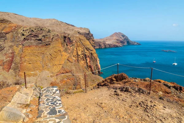 Acantilados Rocas Vista Playa Bahía Del Océano Desde Sendero Trekking — Foto de Stock