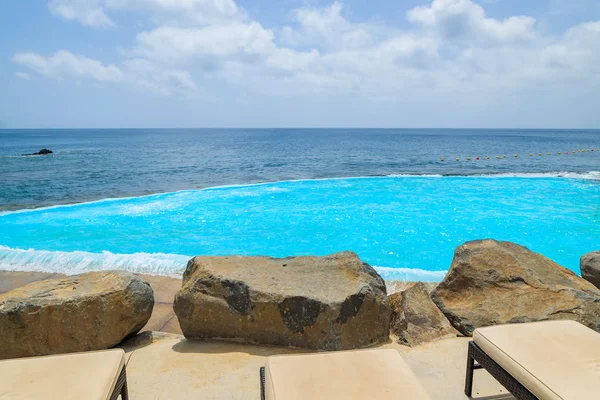 Ligbedden Met Lava Rotsen Het Turquoise Water Van Infinity Zwembad — Stockfoto