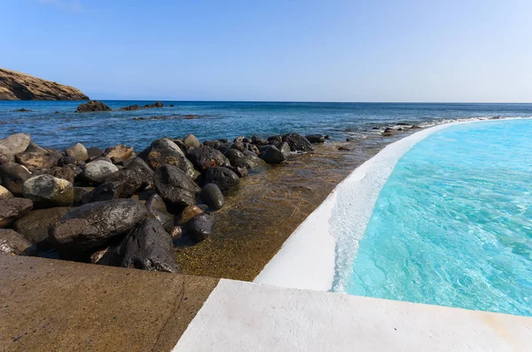大西洋沿岸的绿松石海水泳池的悬崖 马德拉岛 葡萄牙 — 图库照片