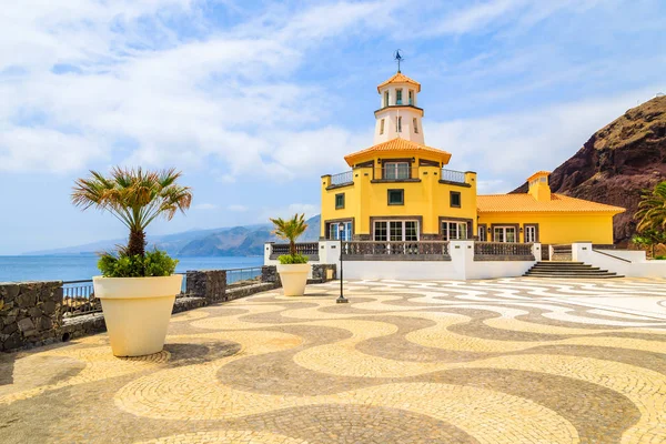 广场与灯塔建筑在海滨长廊 马德拉岛 葡萄牙 — 图库照片