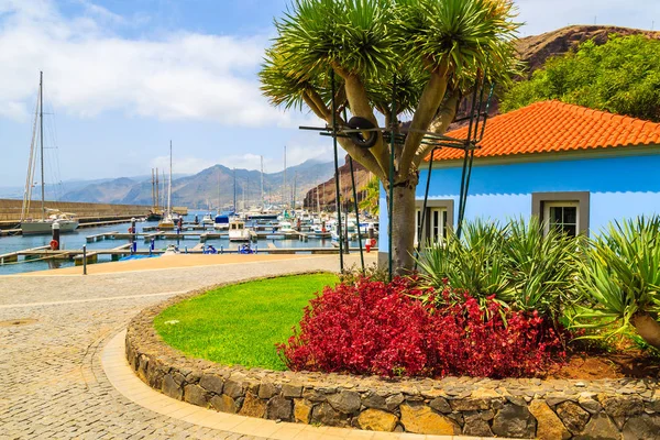 Farbenfrohes Haus Mit Tropischen Pflanzen Yachthafen Der Küste Der Insel — Stockfoto