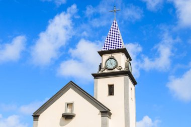 Adada sahil Madeira, Portekiz bir köyde tipik Kilisesi