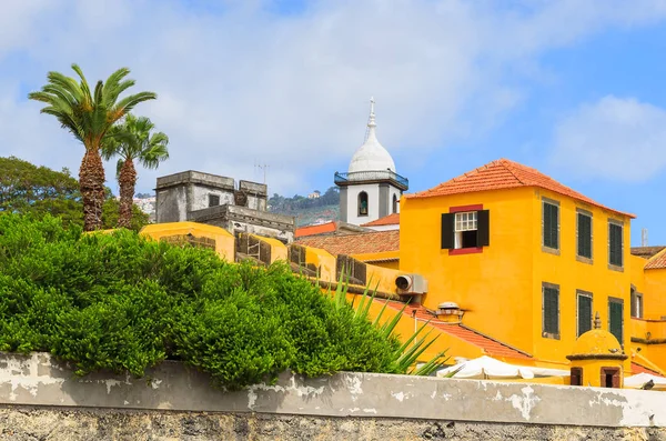 フンシャル マデイラ島のサンティアゴ城の黄色の建物 — ストック写真
