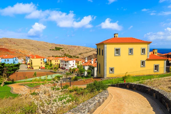 Callejuela Parque Con Plantas Tropicales Casas Colores Cerca Ciudad Canical — Foto de Stock