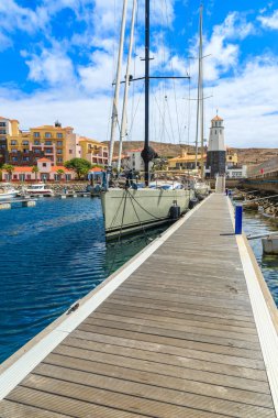 Lüks Yat çapa Marina ile renkli arka plan, Madeira Adası, Portekiz Portekizli köyde evlerin ahşap iskele