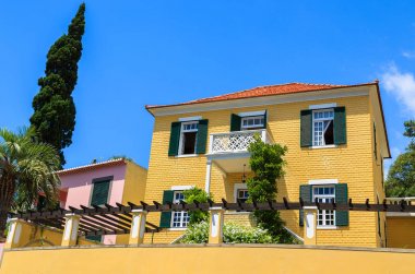Sarı cephe tipik villa evin Funchal şehirde, Madeira Adası, Portekiz