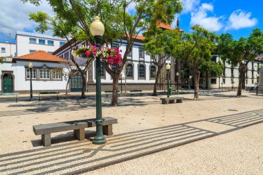 Funchal, Madeira Adası, Portekiz eski tarihi şehir merkezinde ana cadde üzerinde tipik mimari