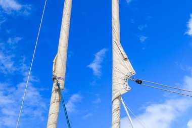 Mavi gökyüzü, Madeira Adası, Portekiz karşı bir yelkenli tekne yelken