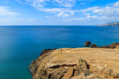 Cliff ve okyanus su Güney Doğu kıyısında Madeira Adası, Portekiz