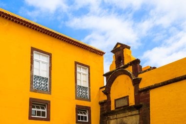 Sarı renkli Cephesi Funchal şehirde, Madeira Adası, Portekiz eski kale Sao Tiago windows ile