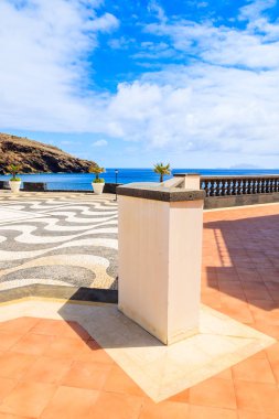 Güneşli Teras ve okyanus Canical town, Madeira Adası, Portekiz yakınındaki kıyı mesire görünümünü