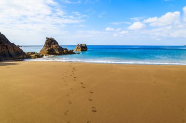 Ayak izleri ile güzel Prainha plaj görünümünü adada altın kum, Madeira, Portekiz