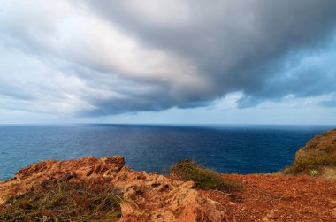 Madeira Adası, Portekiz yüksek kayalıklarla ile güzel sahil