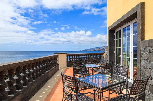 葡萄牙马德拉岛阳光露台桌椅 — 图库照片