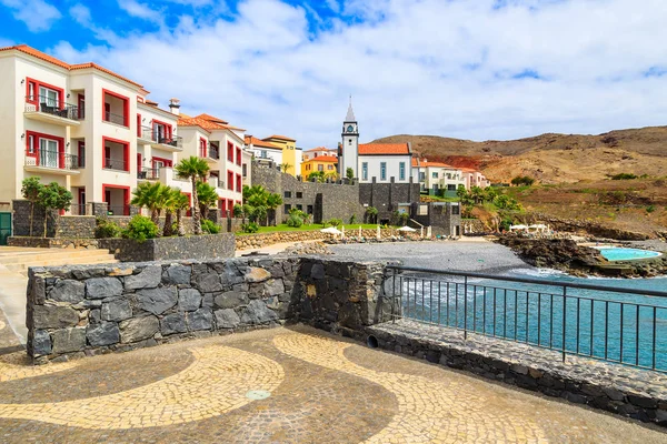 葡萄牙马德拉岛 Canical 镇附近海滨长廊上五颜六色的房屋和教堂建筑的景观 — 图库照片
