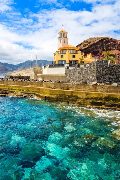 エメラルド グリーンの海の水と海岸のマデイラ島 ポルトガルの建築の灯台 — ストック写真