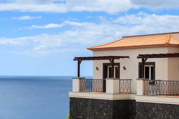 Vakantieappartementen Tegen Oceaan Water Achtergrond Het Eiland Madeira Portugal — Stockfoto