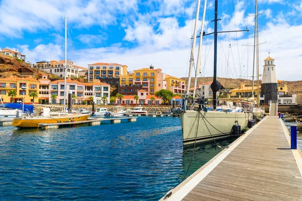 帆船在港口与五颜六色的房子附近的 Canical 镇的海岸马德拉岛 葡萄牙 — 图库照片
