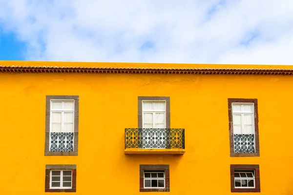 Желтый Цвет Фасада Окнами Старой Крепости Сан Тиаго Городе Фуншал — стоковое фото