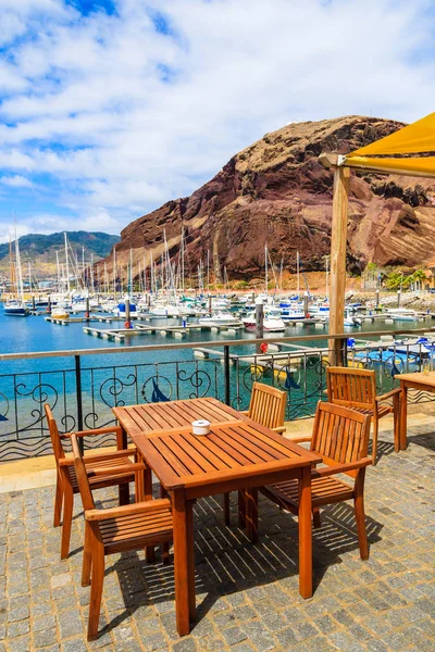 Restauracja Stół Tarasie Portu Żeglarskiego Wybrzeżu Madery Island Portugalia — Zdjęcie stockowe