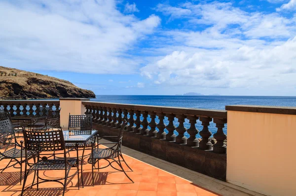 Meerblick Und Metallstühle Mit Glastisch Auf Restaurantterrasse Sonnigen Sommertagen Insel — Stockfoto