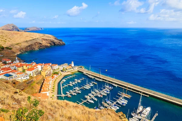 Blick Auf Den Segelhafen Mit Yachtbooten Und Bunten Häusern Der — Stockfoto