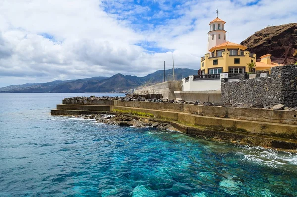 海岸のマデイラ島 ポルトガルの灯台 — ストック写真