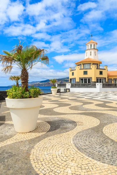 Vuurtoren Voortbouwend Zuidkust Van Madeira Eiland Met Palmboom Openbare Promenade — Stockfoto