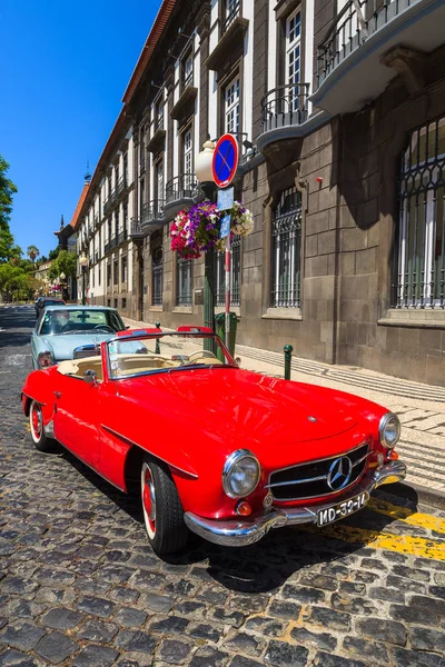 Funchal, Madeira Adası - 24 Ağustos 2013: Klasik Kırmızı Mercedes sokakta şehrin Funchal, Madeira Adası.