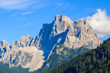 Dolomites Dağları doruklarına yakınındaki Selva di Cadore Köyü, South Tyrol, İtalya