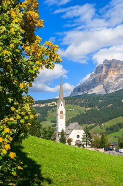 La Villa köy Kilisesi Dolomites dağlar, İtalya görünümünü