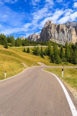 Doğal yola yakın Passo Gardena Dolomites dağlar, İtalya