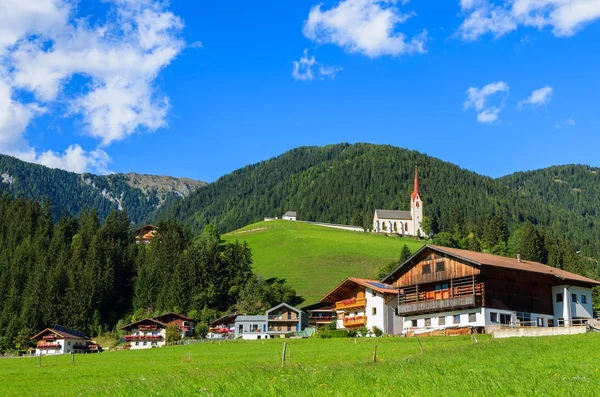 绿色草甸和高山房子在 Strassen 奥地利 — 图库照片