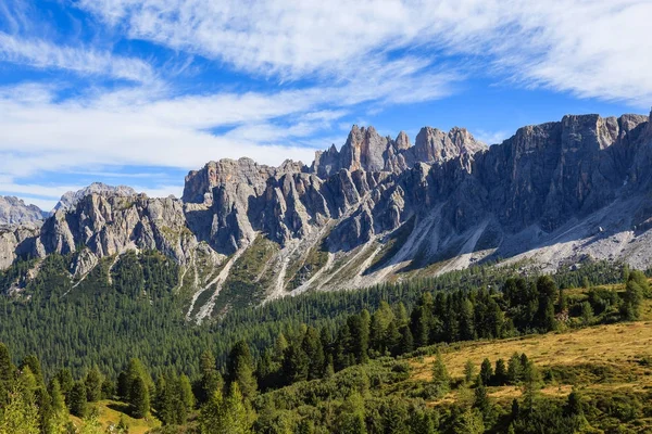 Bergstoppar Nära Passo Giau Höstens Färger Och Vacker Himmel Dolomiterna — Stockfoto