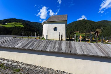 Kilisede Dolomites Dağları yakınında Strassen village, İtalya