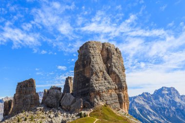 Cinque Torri kaya oluşumu Dolomites dağlarda yakınındaki, Cortina d'Ampezzo, İtalya
