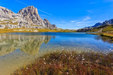 Görünüm dağ yansıma dağ gölü, Tre Cime Milli Parkı, Dolomites dağlar, İtalya